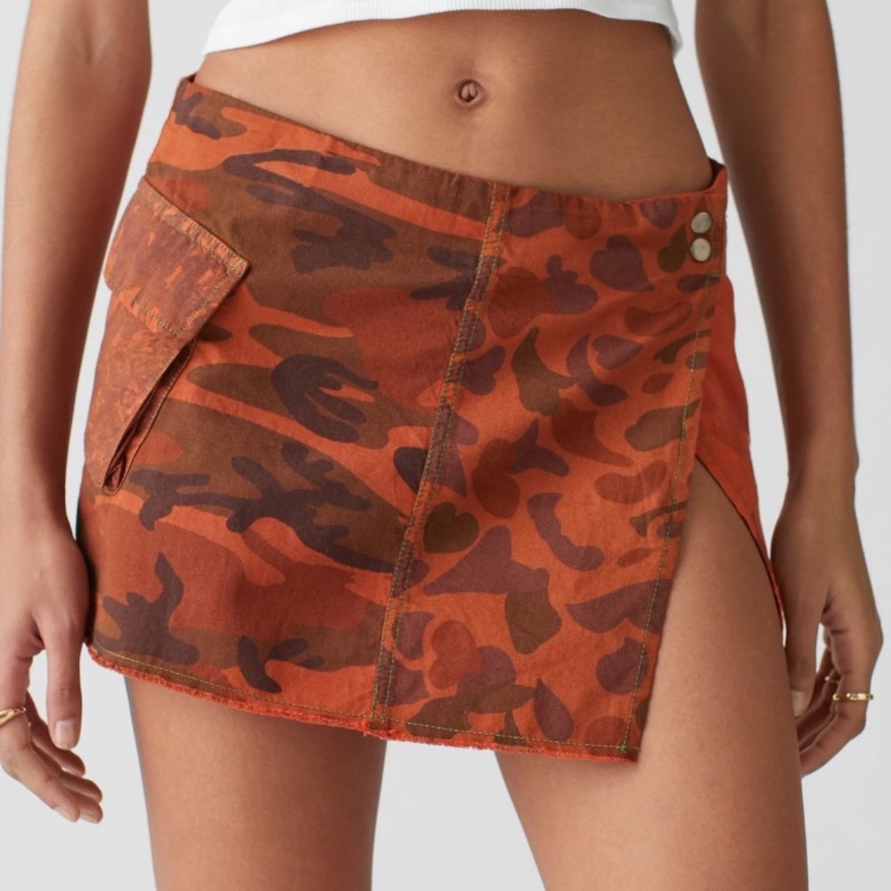 Urban Outfitters Women’s Scarlet Camo Mini Skirt - Picture 3 of 9